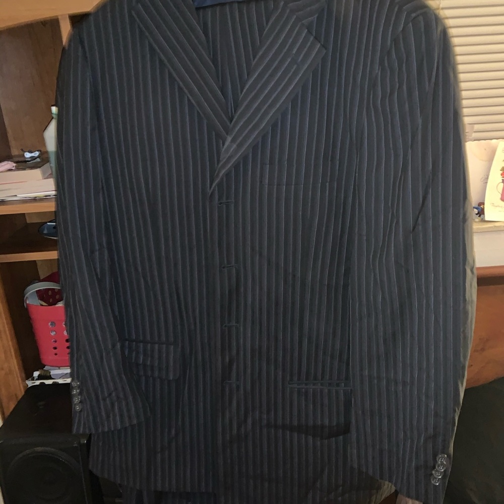 Ricardo suit 42R top and 38 bottoms